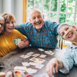 adultos mayores divirtiéndose con juegos de mesa