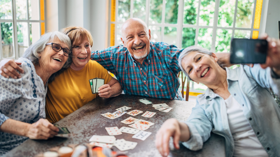 adultos mayores divirtiéndose con juegos de mesa