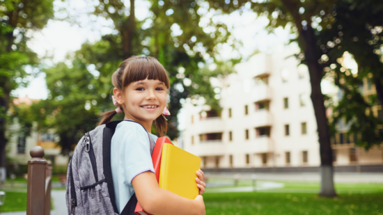 niña entrando al colegio